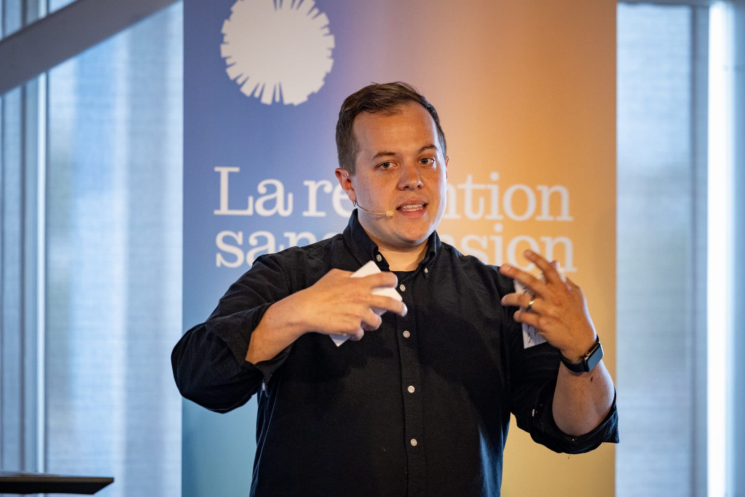 Guillaume Lajoie en conférence, expliquant la relation sans pression